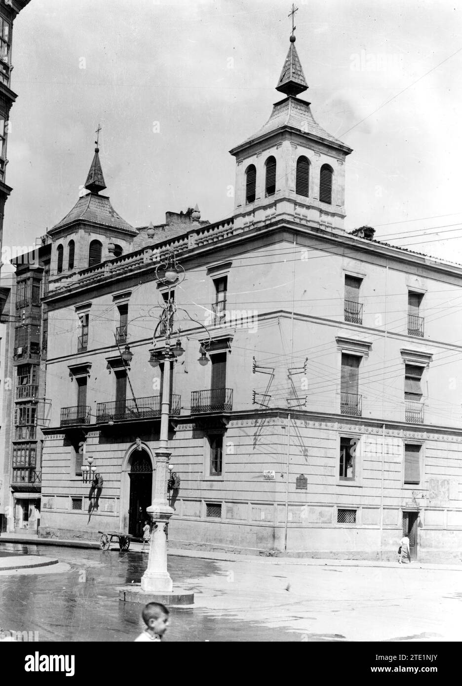 ALTES RATHAUS (BEKANNT ALS HAUS DER SPIERE).-AUF DEM FOTO IST DAS SCHILD DER STRASSE DER REPUBLIK zu SEHEN: 1932, anlässlich der Ausrufung des republikanischen Regimes ein Jahr zuvor, stimmte die Corporation zu, die Straße Calle de the Republic zu benennen. Es dauerte nicht lange. Mit dem Bürgerkrieg wurde der Name erneut in ¿General Mola¿ Straße geändert. Und schließlich beschloss der Konzern von Miguel Ángel Marín Castellanos am 4. Oktober 1979, gleichzeitig mit dem Regimewechsel den Namen ¿Portales¿ auf die Straße zurückzugeben, wie wir ihn heute kennen. Dieser Palast befindet sich am Anfang Stockfoto