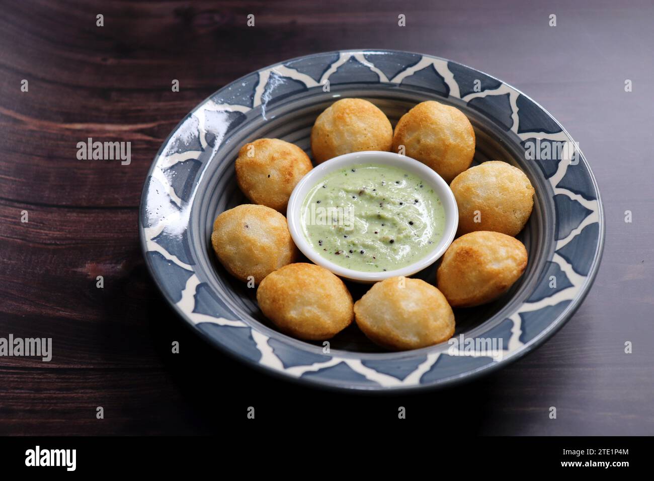 Paniyaram sind herzhafte Bällchen, die aus fermentiertem Reis und Urad dal Teig zusammen mit temperierten Zwiebeln und Gewürzen hergestellt werden. Auch bekannt als Paddu, APE. Stockfoto