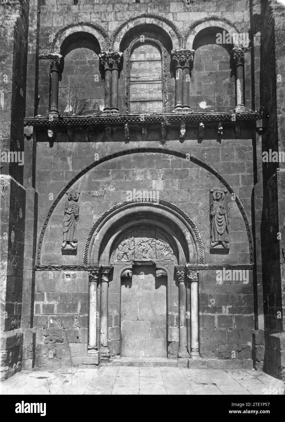 León, 1883 (CA.). Tür der Vergebung in der Stiftskirche San Isidoro. So heißt das Portal des südlichen Querschiffes, das den Pilgern geweiht ist. Ein Hund und ein Löwe, die Wächter des Tempels, stützen das Tympanon mit dem Abstieg des Kreuzes, die „Marys“ vor dem Grab und vor dem Kreuz. Auf beiden Seiten des Bogens befinden sich St. Peter und St. Paul. Auf der Rückseite des Fotos befindet sich der fotografische Stempel von Vernacci (Madrid) und in der Bildunterschrift des Fotos der Publikation (03.01.1932) erscheint er auch signiert von Winocio Testera, aus dem man ableiten kann, dass es ist Stockfoto