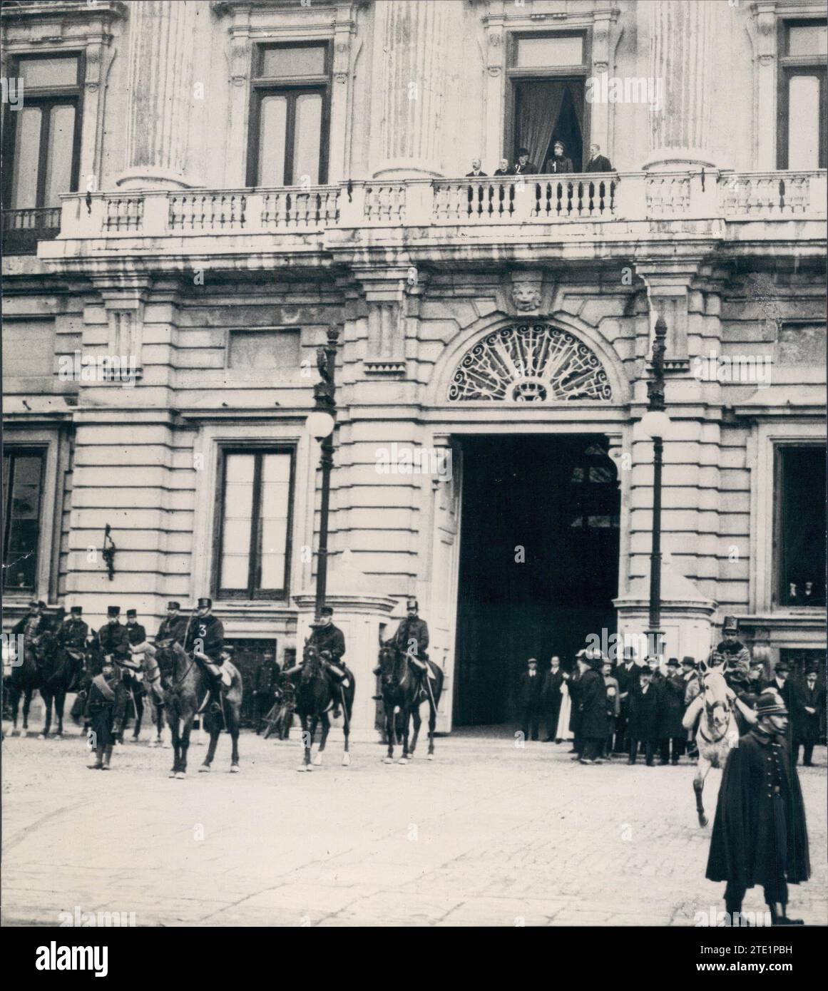 11/19/1919. Madrid. Militärische Manöver. Der König (1) und der Prinz von Monaco (2) beobachten die Parade von einem Palastbalkon aus. Vor der Tür, Hauptmann General, Mr. Aguilera (3). Quelle: Album / Archivo ABC / Julio Duque Stockfoto