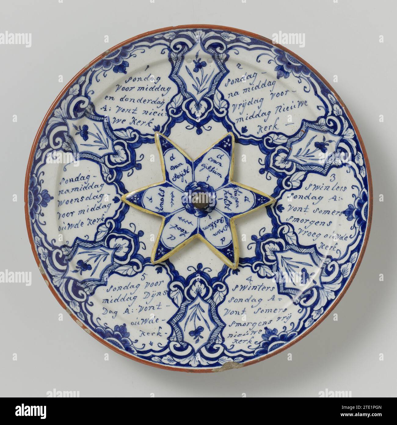 Predikbeurtenbord, anonym, ca. 1788 - ca. 1800 Platte aus weiß glasierter Keramik mit einem Motiv eines rotierenden Sterns, einer Inschrift in Blau und anderen Ornamenten. Die sogenannte Predigtafel 1788-1805. Die Namen der verschiedenen Pastoren sind auf dem Brett aufgeführt. Delfter Steingut. Glasurplatte aus weiß glasierter Keramik mit einem Motiv eines rotierenden Sterns, einer Inschrift in Blau und anderen Ornamenten. Die sogenannte Predigtafel 1788-1805. Die Namen der verschiedenen Pastoren sind auf dem Brett aufgeführt. Delfter Steingut. Glasur Stockfoto