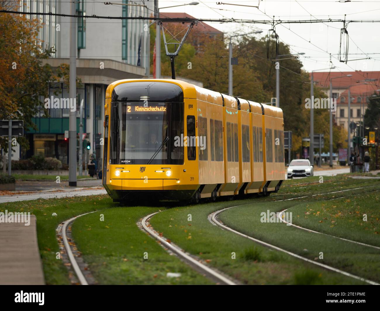 Gelenktriebwagen NGT DX DD auf Linie 2 nach Kleinzschachwitz. Die neue gelbe Straßenbahn ist Teil des öffentlichen Nahverkehrs der DVB in der Stadt. Stockfoto