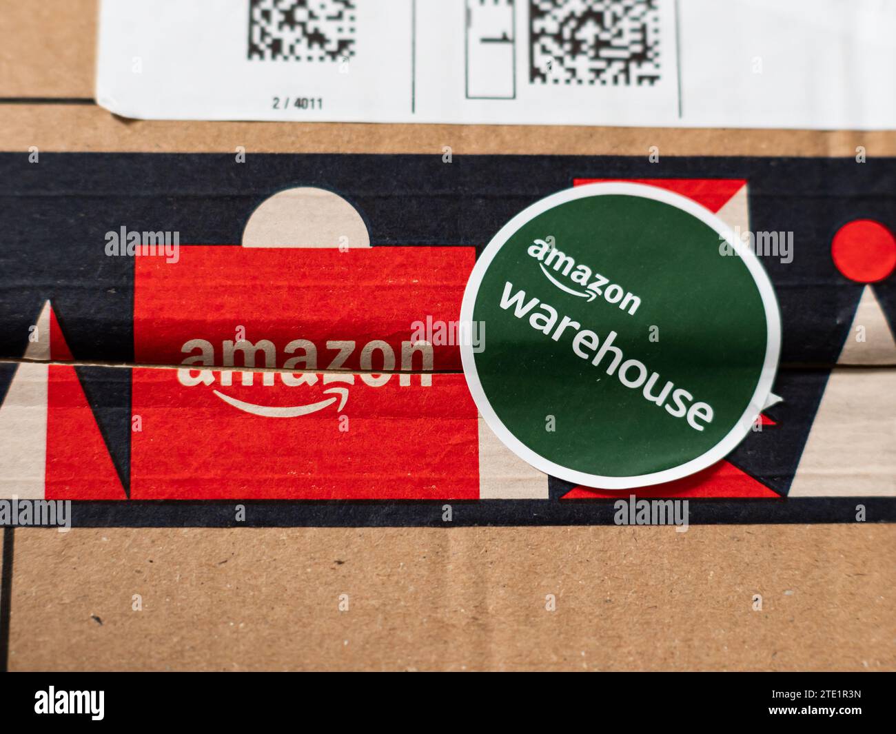 Aufkleber mit Amazon-Lager auf einer Verpackung. Das Logo des großen Technologieunternehmens ist auf dem Klebeband. Online-Shopping für Gebrauchtprodukte. Stockfoto