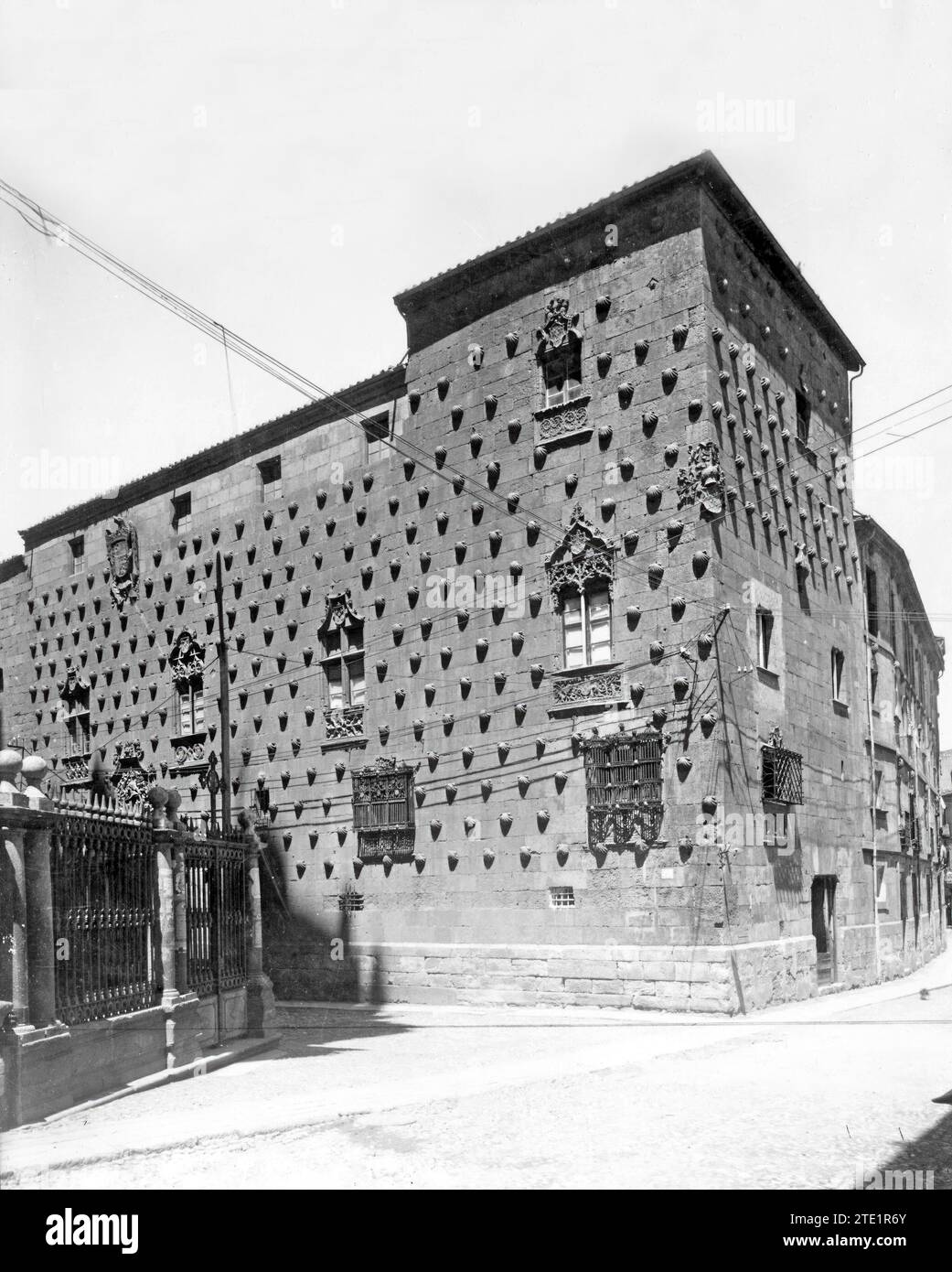 12/31/1932. Casa de las Conchas.-ungefähres Datum.-das Foto gehört zu einer nummerierten Serie, die den emblematischsten Gebäuden und Denkmälern von Salamanca gewidmet ist.-auf der Rückseite des Originalfotos befinden sich zwei Stempel: Foto.Gombau und VDA. Von Venancio Gombau. - Das Haus der Muscheln von Salamanca es ist ein gotisches Gebäude mit plateresken Elementen. Der Bau begann 1493. Im Innern heben sich der Innenhof mit Mixtilinear Bogens, die Treppe und die Kassettendecke hervor. Muscheln aus Santiago schmücken die Fassade des Gebäudes und die Fleurs de Lis der Familie Maldonado am Shie Stockfoto