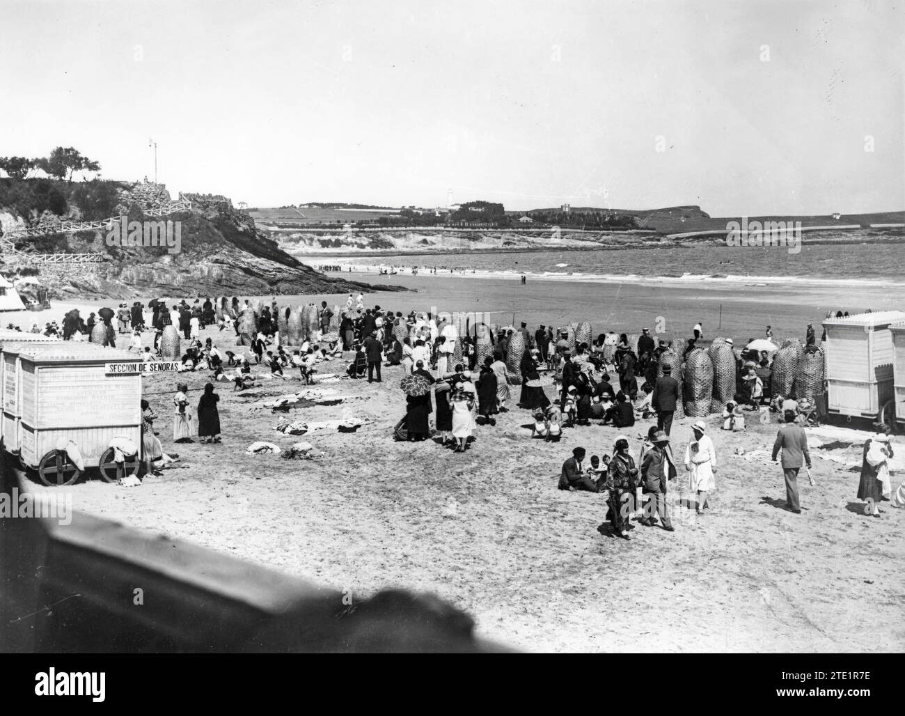 12/31/1929. EL SARDINERO.-- auf dem Foto sieht man Badegäste, die vor der Sonne in den alten Paneroten schützen, Korbhütten, die eher wie Erdnussschalen aussehen, die vertikal gepflanzt sind.------------------------------ Quelle: Album/Archivo ABC Stockfoto