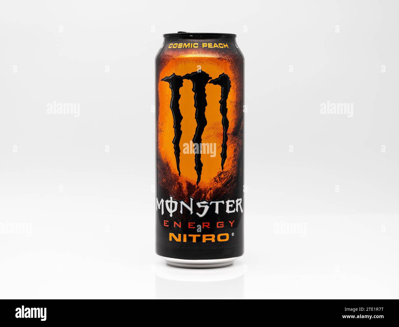 Monster Energy Nitro Cosmic Peach Getränkedose. Die Nitroprodukte werden mit Lachgas infundiert. Der Geschmack ist pfirsichartig und das Design in Orange. Stockfoto