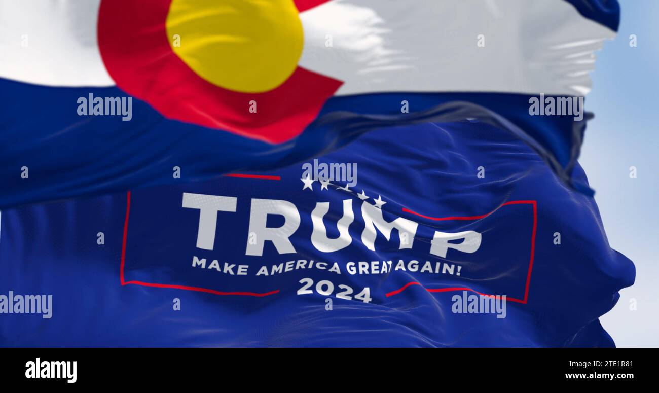 Denver, USA, 20. Dezember 2023: Trump 2024-Wahlkampfflagge winkt mit der Flagge des Bundesstaats Colorado. Am 2023. Dezember verordnet der Oberste Gerichtshof von Colorado Trump, dass er für die Präsenzpflicht nicht berechtigt ist Stockfoto