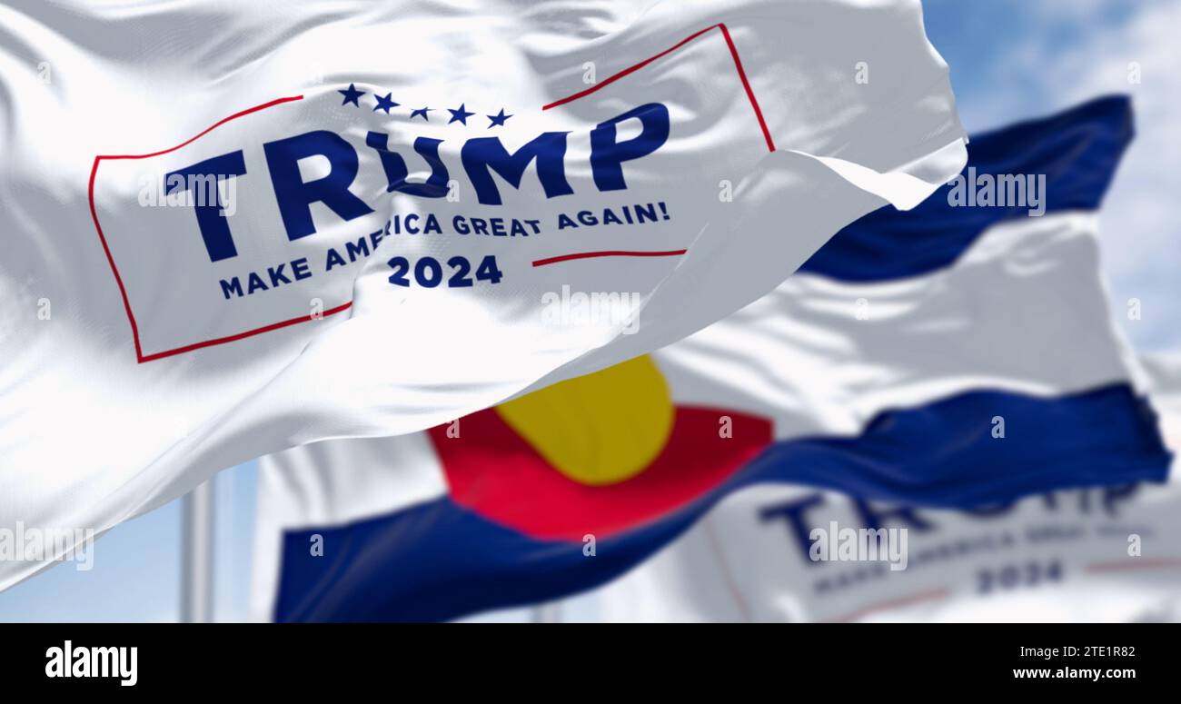 Denver, USA, 20. Dezember 2023: Trump 2024-Wahlkampfflagge winkt mit der Flagge des Bundesstaats Colorado. Am 2023. Dezember verordnet der Oberste Gerichtshof von Colorado Trump, dass er für die Präsenzpflicht nicht berechtigt ist Stockfoto