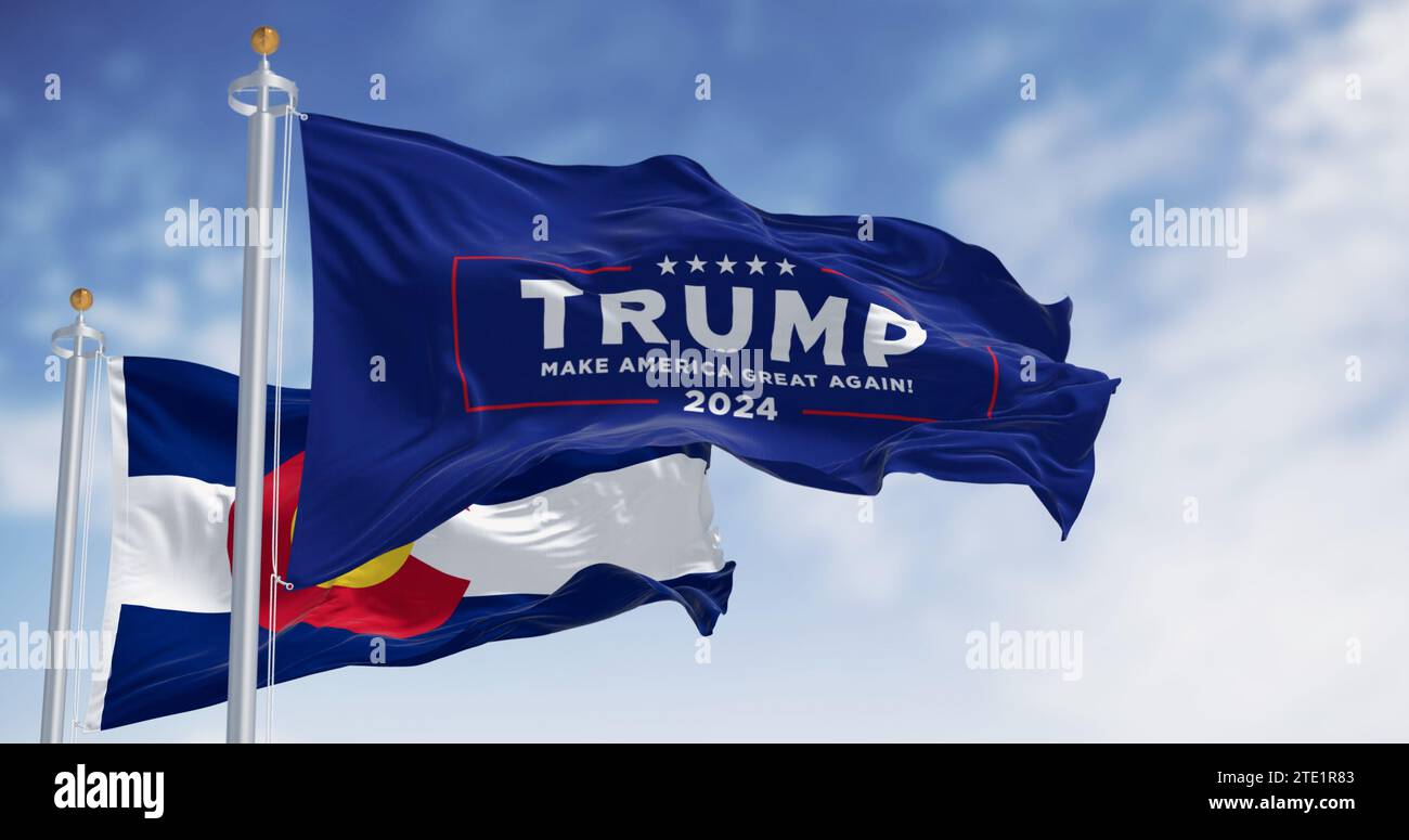 Denver, USA, 20. Dezember 2023: Trump 2024-Wahlkampfflagge winkt mit der Flagge des Bundesstaats Colorado. Am 2023. Dezember verordnet der Oberste Gerichtshof von Colorado Trump, dass er für die Präsenzpflicht nicht berechtigt ist Stockfoto