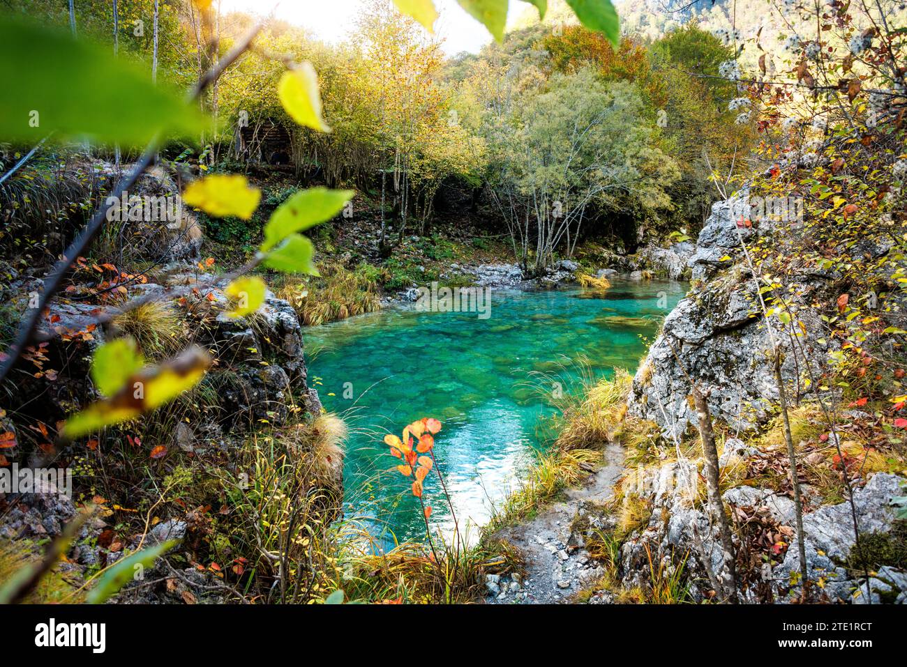 Ruhiger Creek in den albanischen Alpen im Herbst Stockfoto