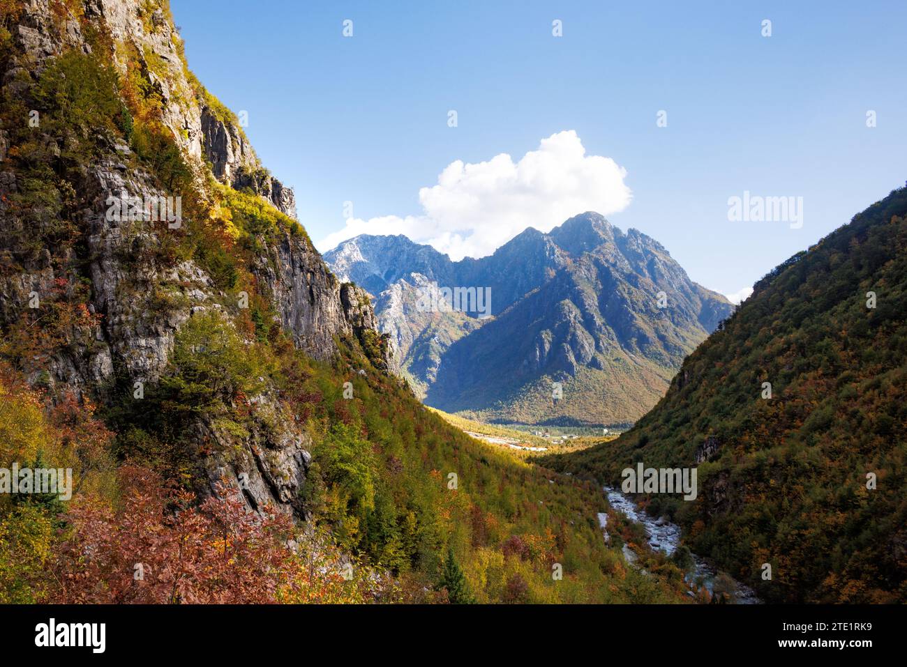 Berge der albanischen Alpen im Herbst Stockfoto