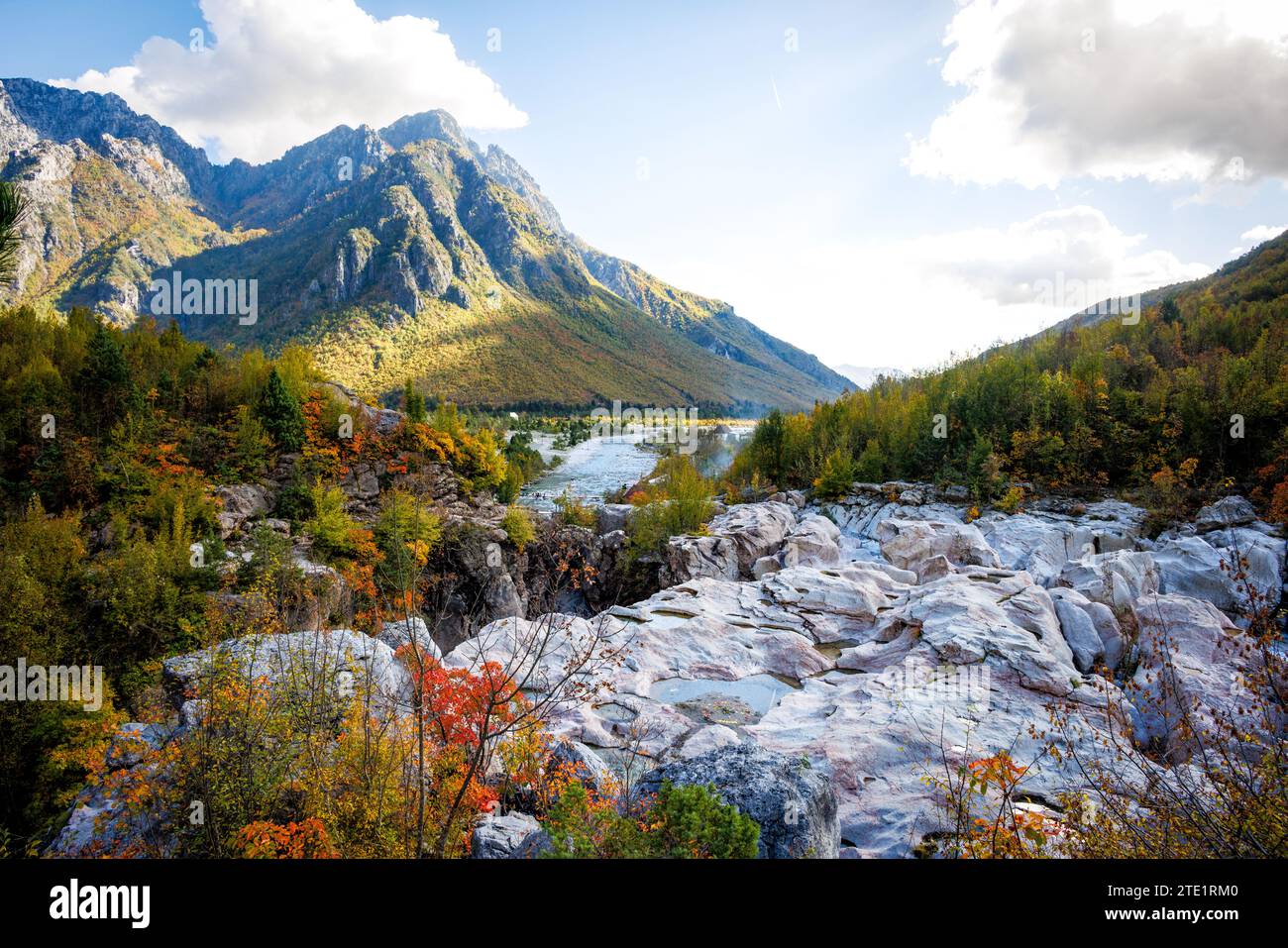 Wunderschöne Herbstlandschaft mit einem Berg in den albanischen Alpen Stockfoto