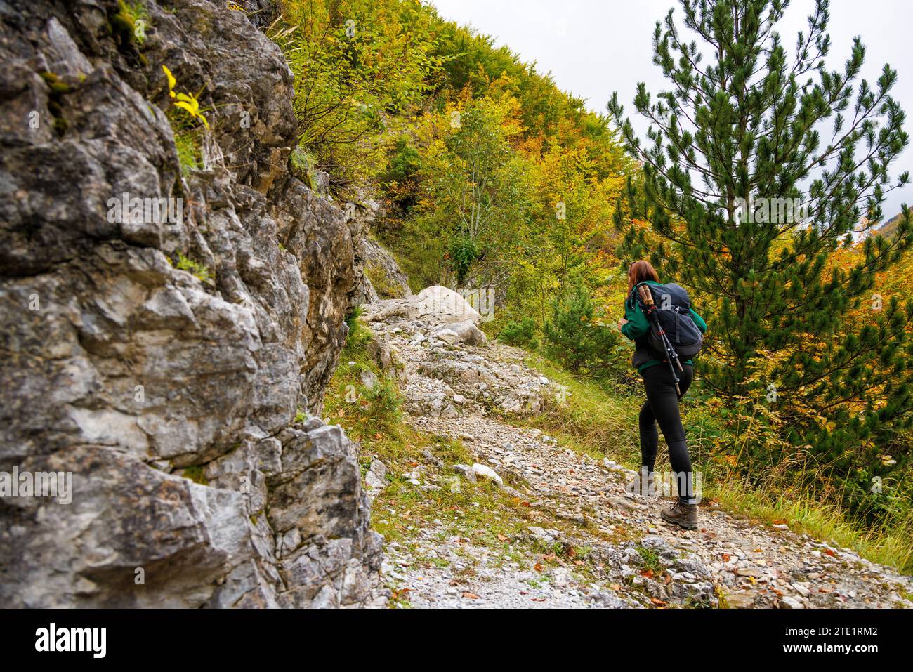 Frau auf einem Wanderweg, der die albanischen Alpen erkundet Stockfoto