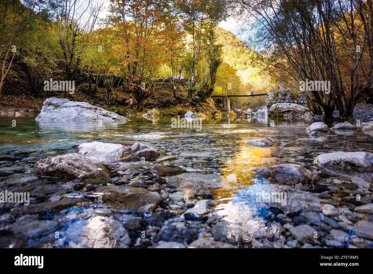 Ruhiger Gebirgsstrom in den albanischen Alpen im Herbst Stockfoto