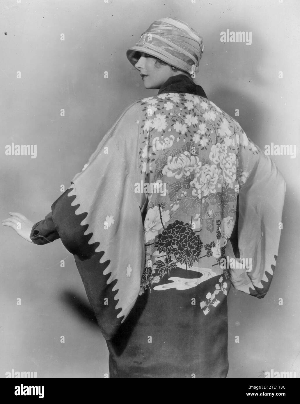 12/31/1926. Im Bild, 'Haori' Coat, aus Japan, umkehrbar. Die Rückseite ist schwarz mit kleinen weißen Rundungen. Quelle: Album / Archivo ABC / Ortiz Stockfoto