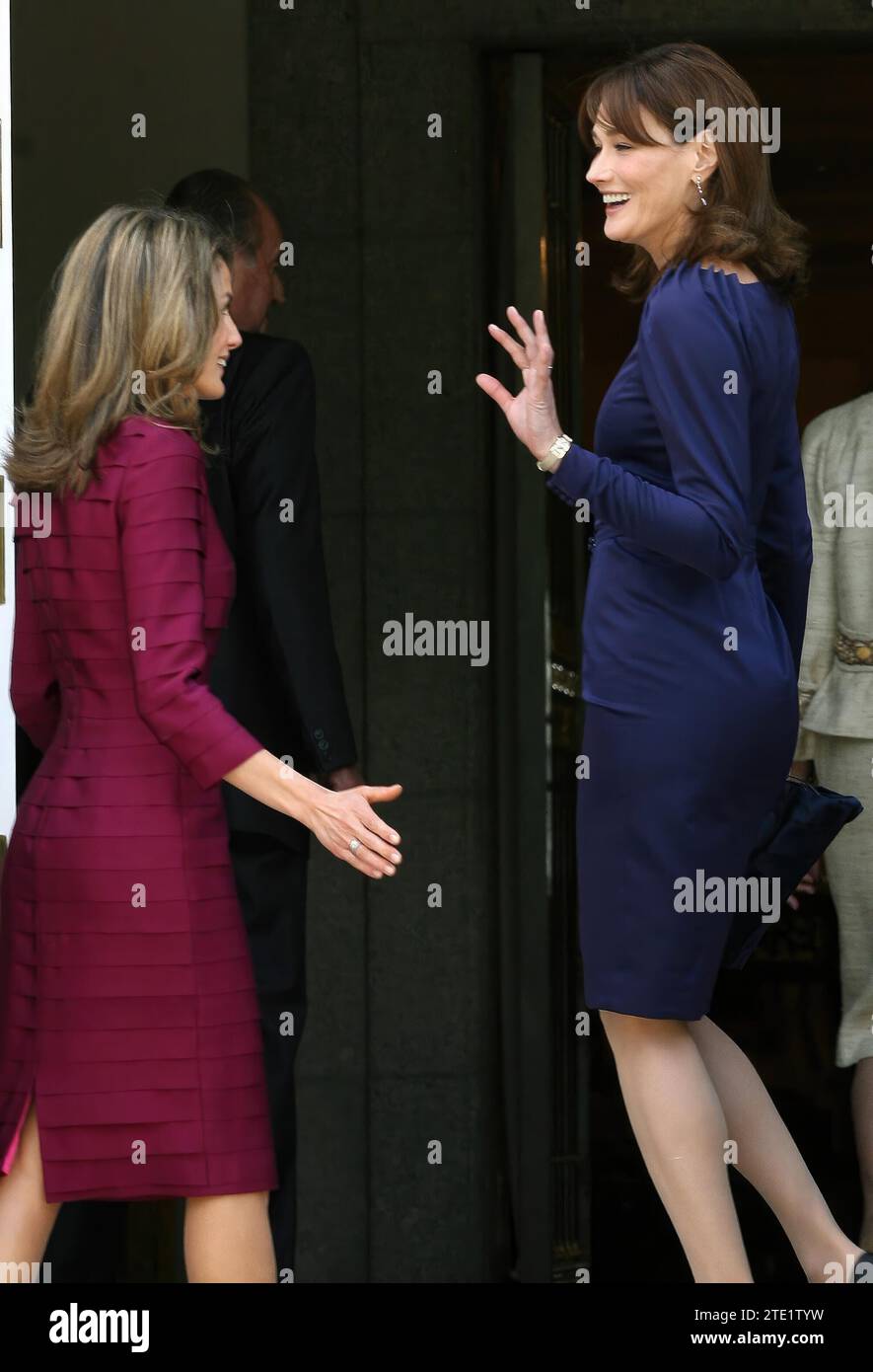 04/26/2009. MADRID, 27.04.09.- der französische Präsident, Nicolás Sarkozy und seine Frau Carla Bruni bei ihrer Ankunft im Zarzuela-Palast, um an dem Mittagessen teilzunehmen, das von SS.mm. Den Königen zu Ehren der Besucher angeboten wird, im Rahmen des ersten offiziellen Besuchs des französischen Präsidenten in Spanien. - Foto ernesto acute.archdc. Quelle: Album/Archivo ABC/Ernesto Agudo Stockfoto