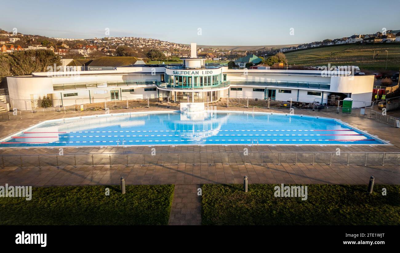 Der einst zerbröckelnde Lido Saltdean Lido, der 1937-8 erbaut wurde, wurde schließlich restauriert, nachdem er von Einheimischen (die gemeinsam die Saltdean Lido Community Interest Company gründeten) gerettet wurde, bevor er 2013 für Wohnungen mit Bulldosierung versehen wurde. Finanziert von der National Lottery über den National Lottery Heritage Fund, Brighton and Hove City Council, Historic England und jahrelange gemeinnützige Spendensammlung wurde das Art déco-Meisterwerk von der Gesellschaft des 20. Jahrhunderts als „wahrscheinlich der architektonisch bedeutendste Open-Air-Pool des Landes“ bezeichnet. Saltdean, East Sussex, Großbritannien. Stockfoto
