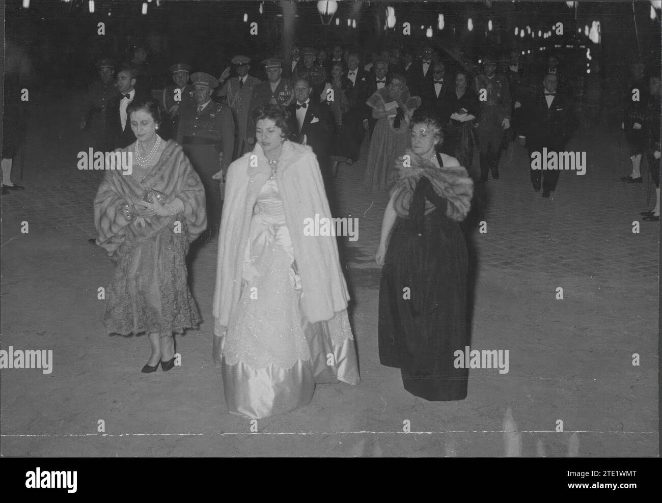 05/24/1957. Die Souveränen des Iran in Spanien. Im Bild, bei der Ankunft beim Galadinner, das der Stadtrat von Madrid zu Ehren der persischen Herrscher in den Gärten von Cecilio Rodríguez im Retiro-Park angeboten hat, wunderschön beleuchtet. Auf dem Foto erscheinen im Vordergrund Kaiserin Soraya, Doña Carmen Polo de Franco und die Herzogin von Pastrana, im Hintergrund der Schah mit dem Staatsoberhaupt und dem Grafen von Mayalde. Quelle: Album / Archivo ABC / Manuel Sanz Bermejo Stockfoto