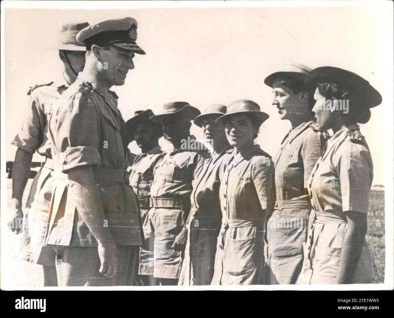 12/31/1943. Lord Mountbatten, Chef der alliierten Streitkräfte in Südostasien, inspiziert britische Krankenschwestern im Arakan-Sektor an der Burma-Front. Quelle: Album/Archivo ABC Stockfoto