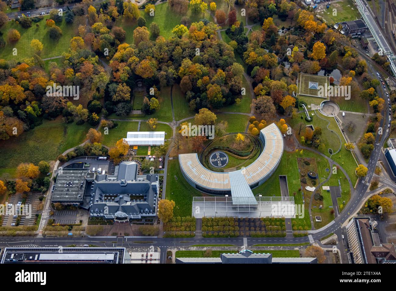 Luftaufnahme, halbrunde Gebäude des Hauptsitzes der Bayer AG im Chempark, Bayer Casino, Bayer Cross Logo in einem Garten, Wiesdorf, Leverkusen, RHI Stockfoto