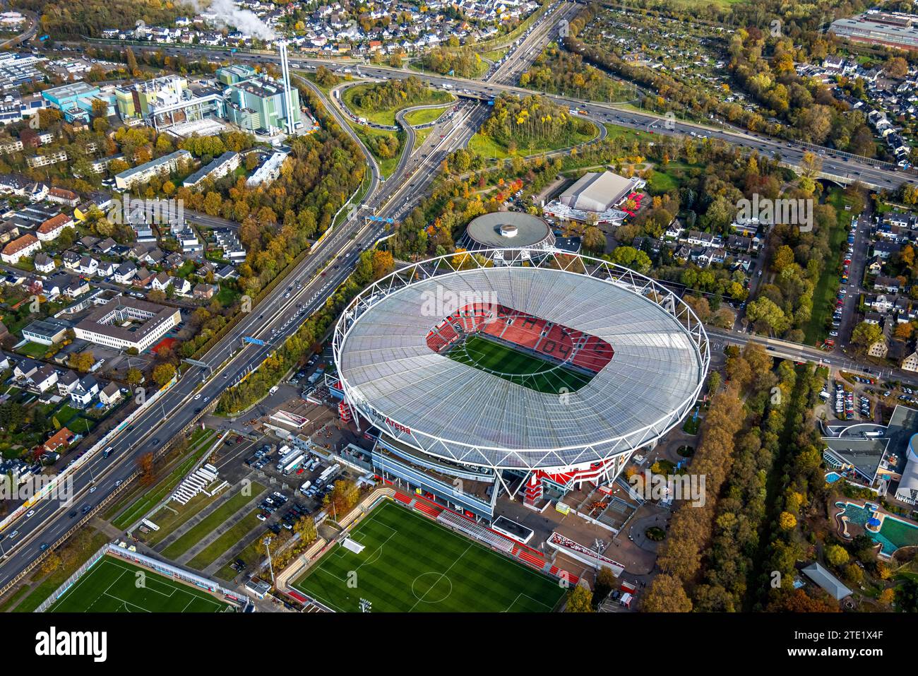 Aus der Vogelperspektive, BayArena Bundesliga Stadion des Fußballvereins Bayer 04 Leverkusen, umgeben von herbstlichen Laubbäumen, an der Leverkusener Autobahn jun Stockfoto