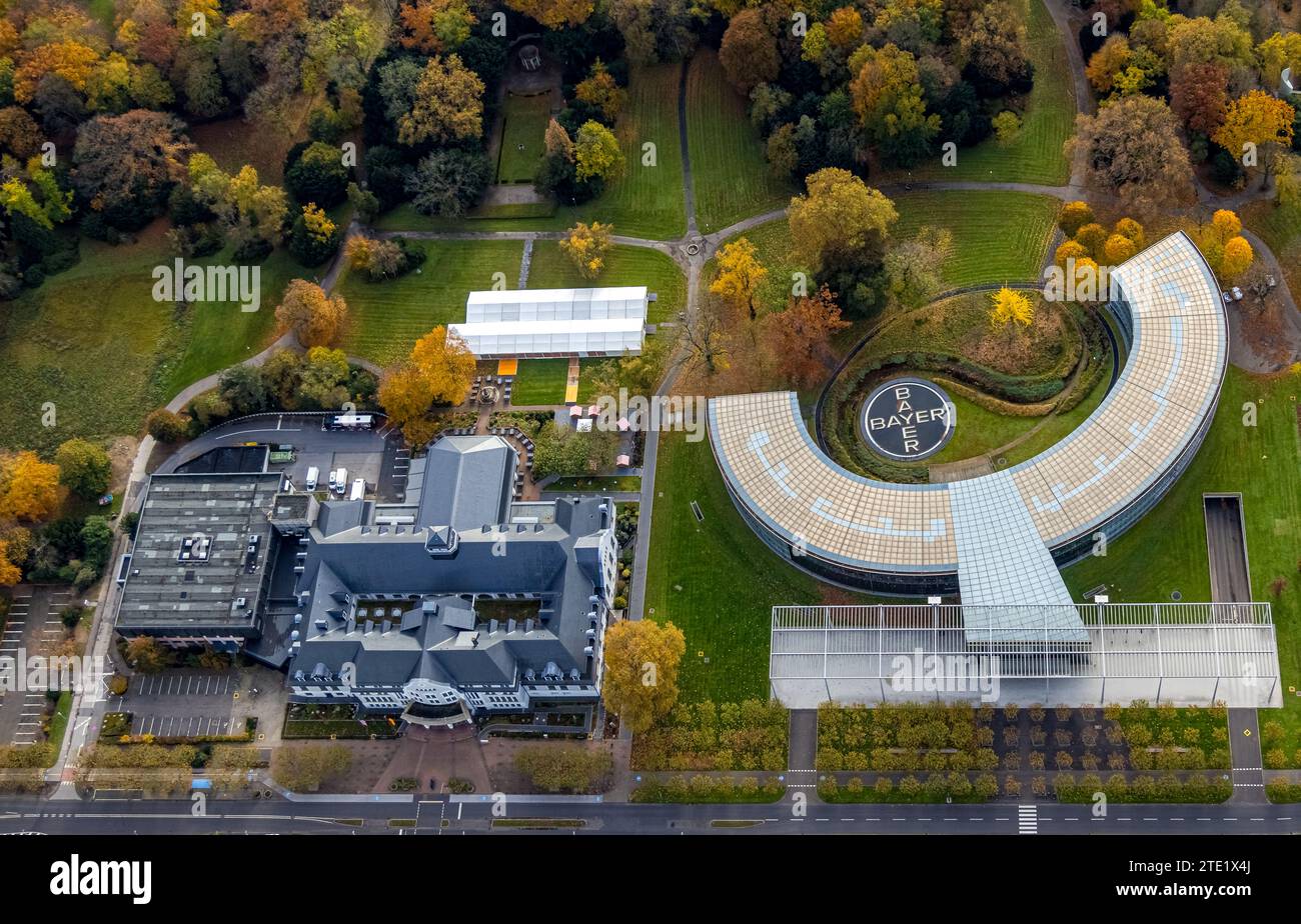 Luftaufnahme, halbrunde Gebäude des Hauptsitzes der Bayer AG im Chempark, Bayer Casino, Bayer Cross Logo in einem Garten, Wiesdorf, Leverkusen, RHI Stockfoto