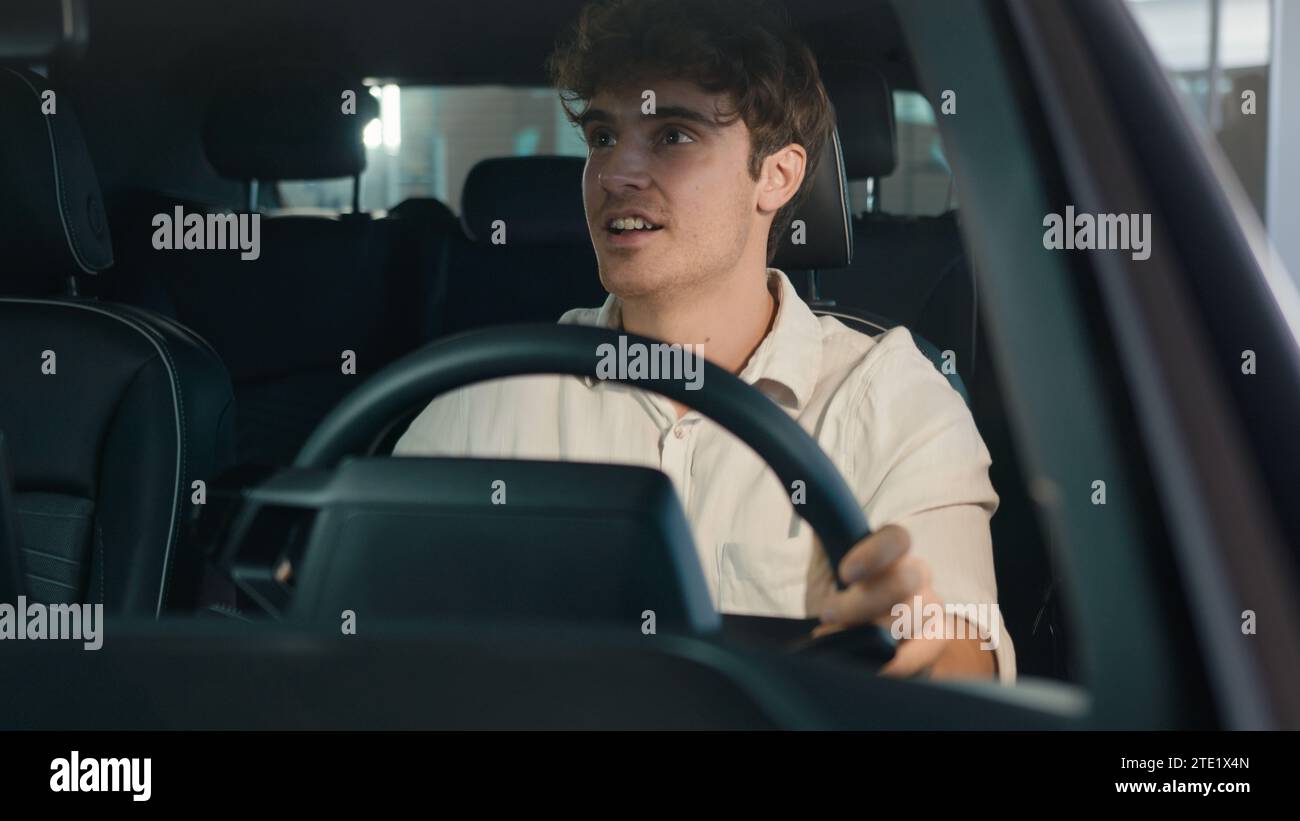 Kaukasischer Geschäftsmann glücklicher aufgeregter Geschäftsmann erfolgreicher Sieger männlicher Fahrer im Auto Auto Auto gewinnen Handy Erfolg Erfolg Erfolg Sieg in Stockfoto