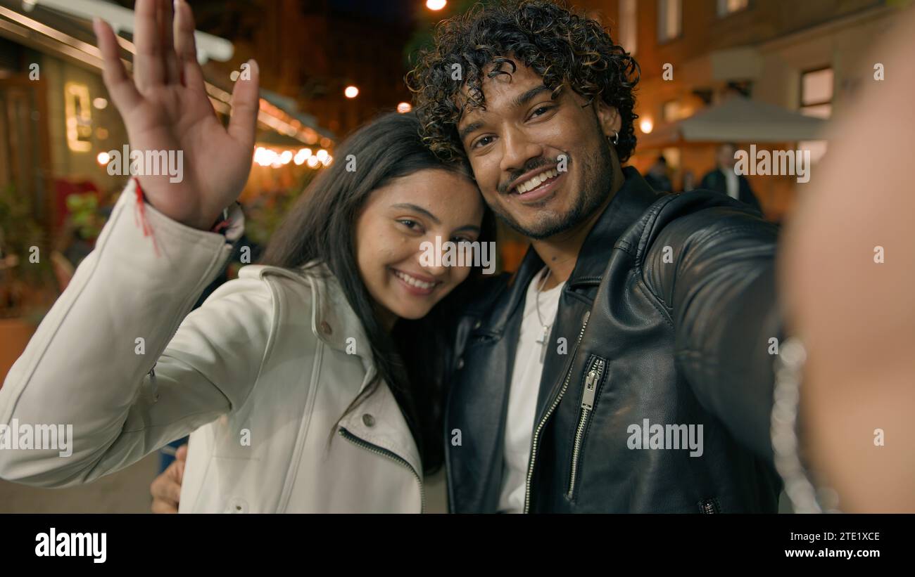 Selfie Vlog Reise Blog Influencer Aufnahme Video Social Media Webcam Ansicht Blick auf Kamera winkende Hand Gruß lächelnde indische Arabische Paar Stockfoto
