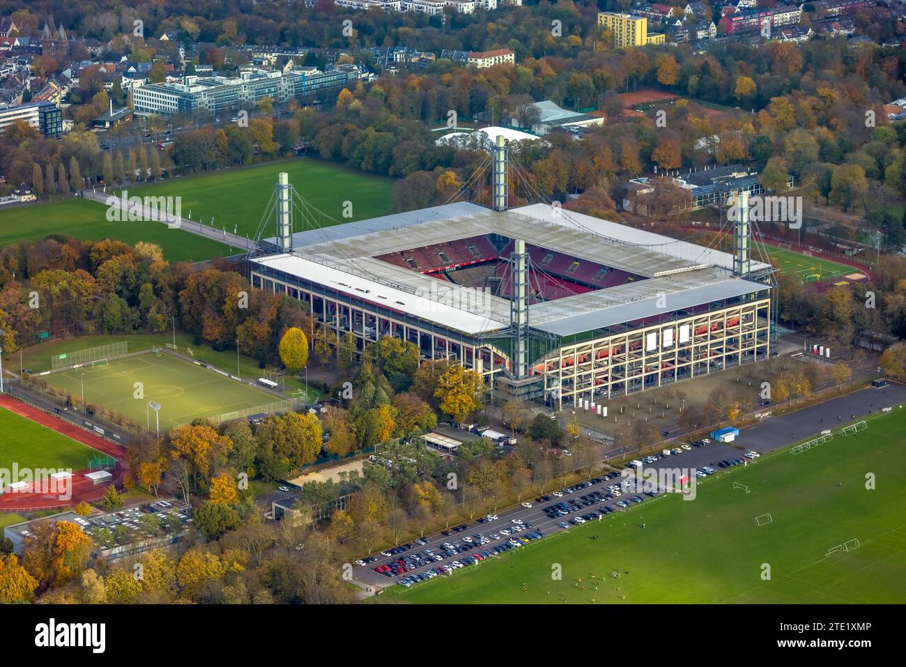 Luftaufnahme, Bundesliga-Stadion RheinEnergieStadion 1. FC Köln, ehemals Müngersdorfer Stadion Fußball- und Trainingsgelände umgeben von Autu Stockfoto