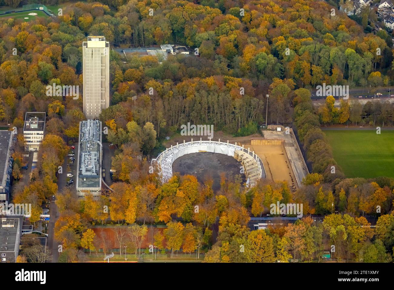 Luftaufnahme, Radstadion Köln Baustelle mit Umbau der Sportanlage Albert-Richter-Bahn, umgeben von herbstlicher Laub-tr Stockfoto