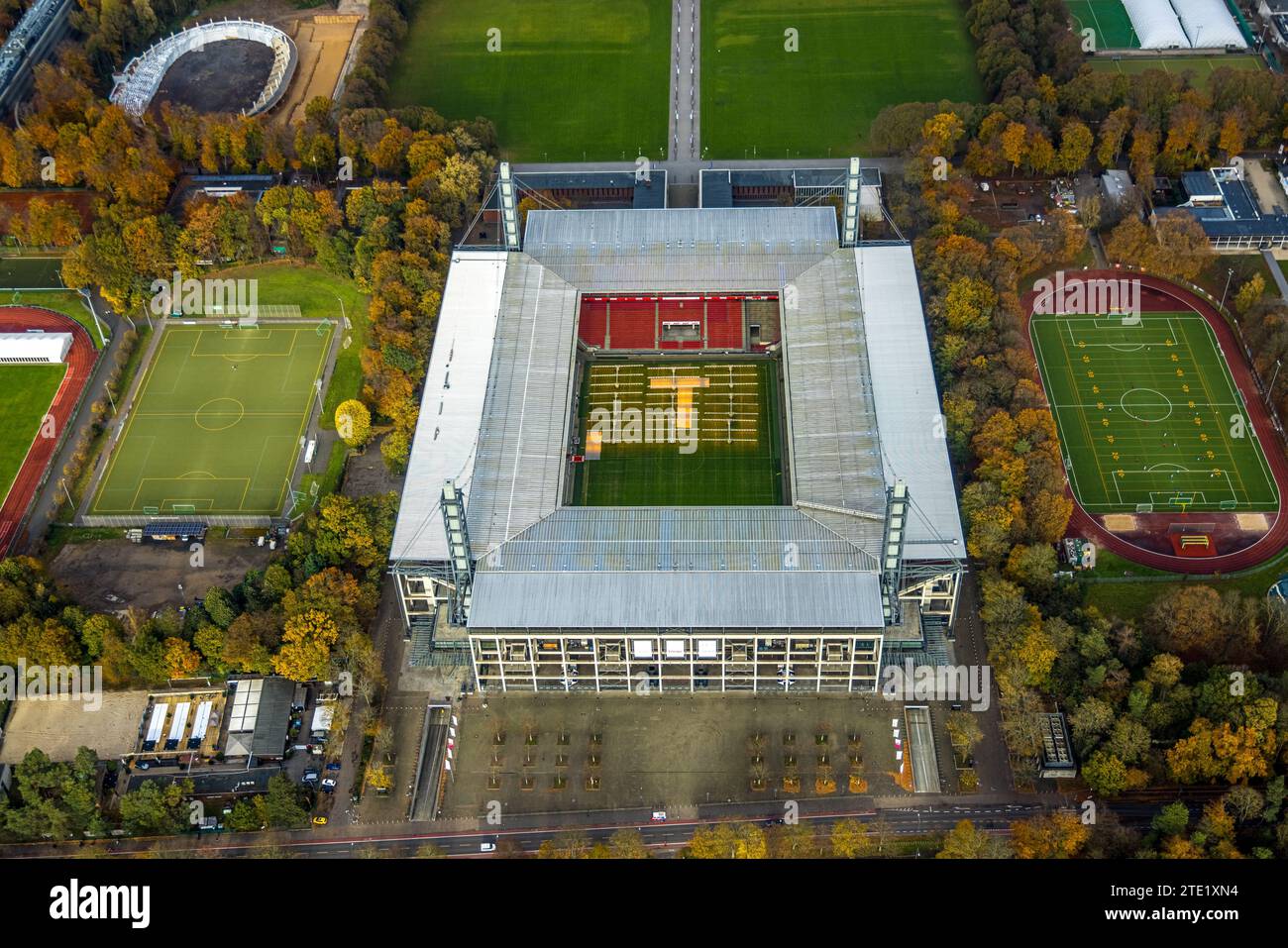 Luftaufnahme, Bundesliga-Stadion RheinEnergieStadion 1. FC Köln, ehemals Müngersdorfer Stadion Fußball- und Trainingsgelände umgeben von Autu Stockfoto