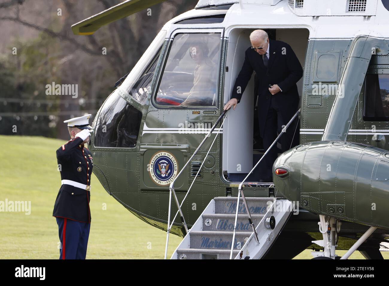 US-Präsident Joe Biden verlässt Marine One am Dienstag, den 19. Dezember, auf dem Südrasen des Weißen Hauses in Washington, DC, USA. 2023. Biden plant, eine Reihe von Richterwählern in den roten staaten zu nominieren, da die Regierung weiterhin freie Stellen in staaten angreift, die von republikanischen Senatoren geführt werden. Copyright: XTingxShenx/xPoolxviaxCNPx/MediaPunchx Stockfoto