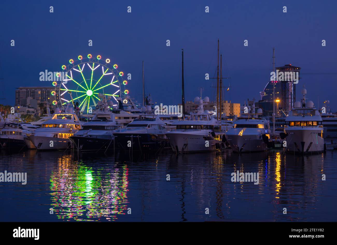 Barcelona, Spanien - 7. Oktober 2023: Blaue Stunde im Marina Port Vell in Barcelona, dem Yachthafen für Superyachten. Stockfoto