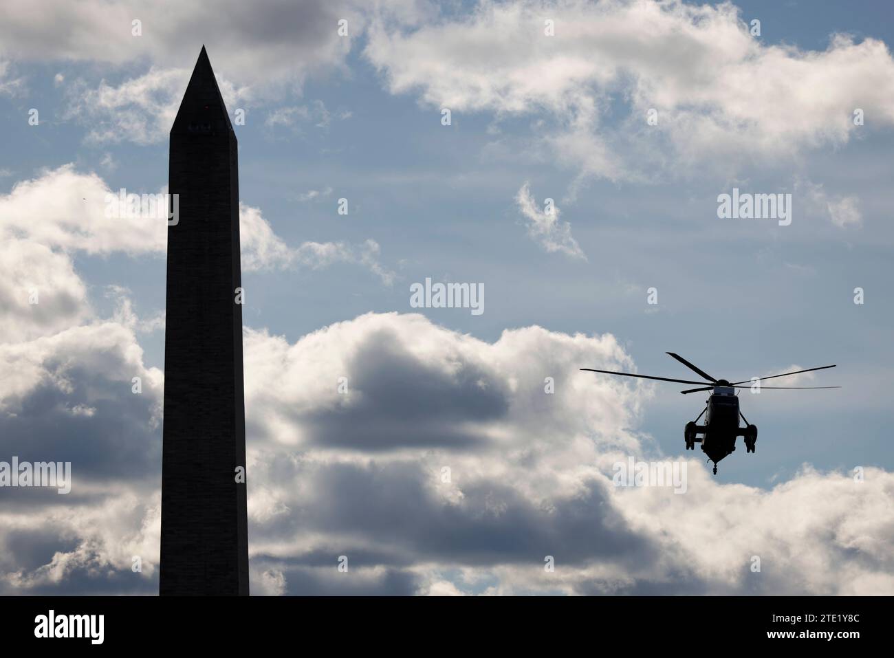Marine One nähert sich mit US-Präsident Joe Biden an Bord dem Südrasen des Weißen Hauses in Washington, DC, USA, am Dienstag, den 19. Dezember. 2023. Biden plant, eine Reihe von Richterwählern in den roten staaten zu nominieren, da die Regierung weiterhin freie Stellen in staaten angreift, die von republikanischen Senatoren geführt werden. Copyright: XTingxShenx/xPoolxviaxCNPx/MediaPunchx Stockfoto