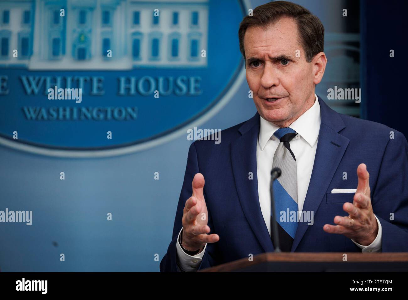 John Kirby, Koordinator des nationalen sicherheitsrats, während einer Pressekonferenz im James S. Brady Press Briefing Room im Weißen Haus in Washington, DC, USA, am Dienstag, den 19. Dezember, 2023. die Kartellbehörden der Bidener Regierung haben eine umfassende Überarbeitung der Vorschriften abgeschlossen, mit denen die Regierung feststellen will, ob Geschäfte gegen das Wettbewerbsrecht verstoßen, um ein hartes Vorgehen gegen illegale Fusionen und Übernahmen auszuweiten. Kredit: Ting Shen/Pool über CNP/MediaPunch Stockfoto