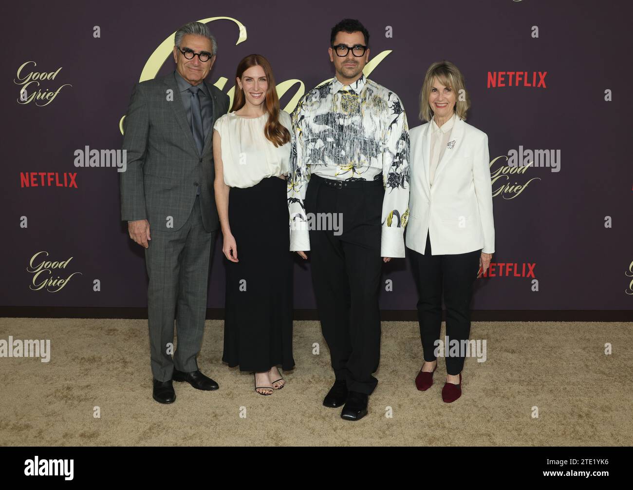 Los Angeles, Ca. Dezember 2023. Eugene Levy, Sarah Levy, Daniel Levy, Deborah Divine bei der Netflix LA Premiere von Good Trauer am 19. Dezember 2023 im Egyptian Theater in Los Angeles, Kalifornien. Quelle: Faye Sadou/Media Punch/Alamy Live News Stockfoto