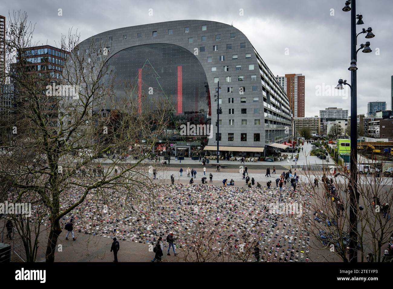 ROTTERDAM: Auf de Binnenrotte werden 8000 Paar Schuhe ausgestellt. Die Schuhe symbolisieren die Tausenden palästinensischer Kinder, die im Konflikt zwischen Israel und der Hamas ums Leben gekommen sind. ANP ROBIN UTRECHT niederlande raus - belgien raus Stockfoto