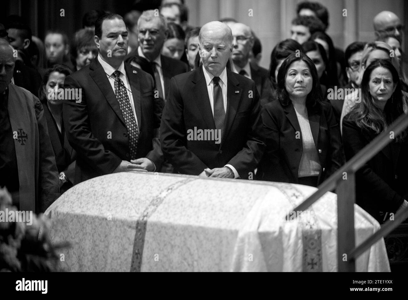 US-Präsident Joe Biden und die Arbeitsministerin Julie A. Su, rechts, nehmen am Dienstag, den 19. Dezember 2023 an der Beerdigungsfeier für den pensionierten Associate Justice des Obersten Gerichtshofs Sandra Day O Connor in der Washington National Cathedral in Washington, DC Teil. Justice O Connor, eine gebürtige Arizonas, wurde von US-Präsident Ronald Reagan ernannt und diente als erste Frau am höchsten Gericht der Nationen, diente von 1981 bis 2006 und starb am 1. Dezember 2023 im Alter von 93 Jahren. Copyright: XRodxLamkeyx/xCNPx/MediaPunchx Stockfoto