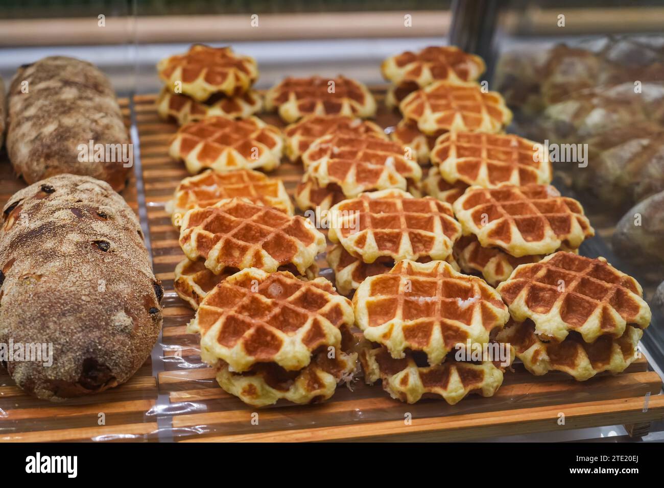 Wiener Waffeln köstliches frisches Dessert in einem Café auf der Straße, in einem Bäckereifenster. Stockfoto