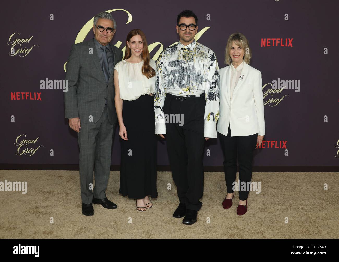 LOS ANGELES, KALIFORNIEN - 19. DEZEMBER: Eugene Levy, Sarah Levy, Daniel Levy, Deborah Divine bei der Netflix LA Premiere von Good Trauer am 19. Dezember 2023 im Egyptian Theater in Los Angeles, Kalifornien. Copyright: XFayexSadoux Stockfoto