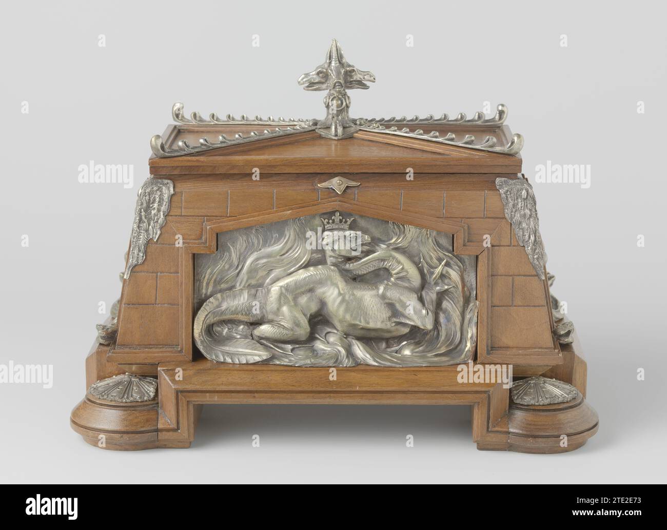 Zigarrenkiste, Charles-Guillaume Diehl, um 1867 - um 1875 Zigarrenkiste in Trapezform, die auf vier Seiten mit versilberten Metalldarbietungen mit Fantasy-Drachen, Schlangen und Salamandern ausgestattet ist. Die untere Kante zeigt eine Verbreiterung, die mit Kreisen an den Ecken versehen ist, mit einem versilberten Rahmen. Die Oberseite ist mit versilberten Details ausgestattet, die kreuzweise über den Deckel verlaufen. In der Mitte befindet sich ein Knopf in Form von Tierköpfen. Paris Nussbaum (Hartholz). zeder (Holz). Bronze-(Metall-)Gusseisen-Zigarrenkasten in Trapezform, der an vier Seiten mit Stockfoto