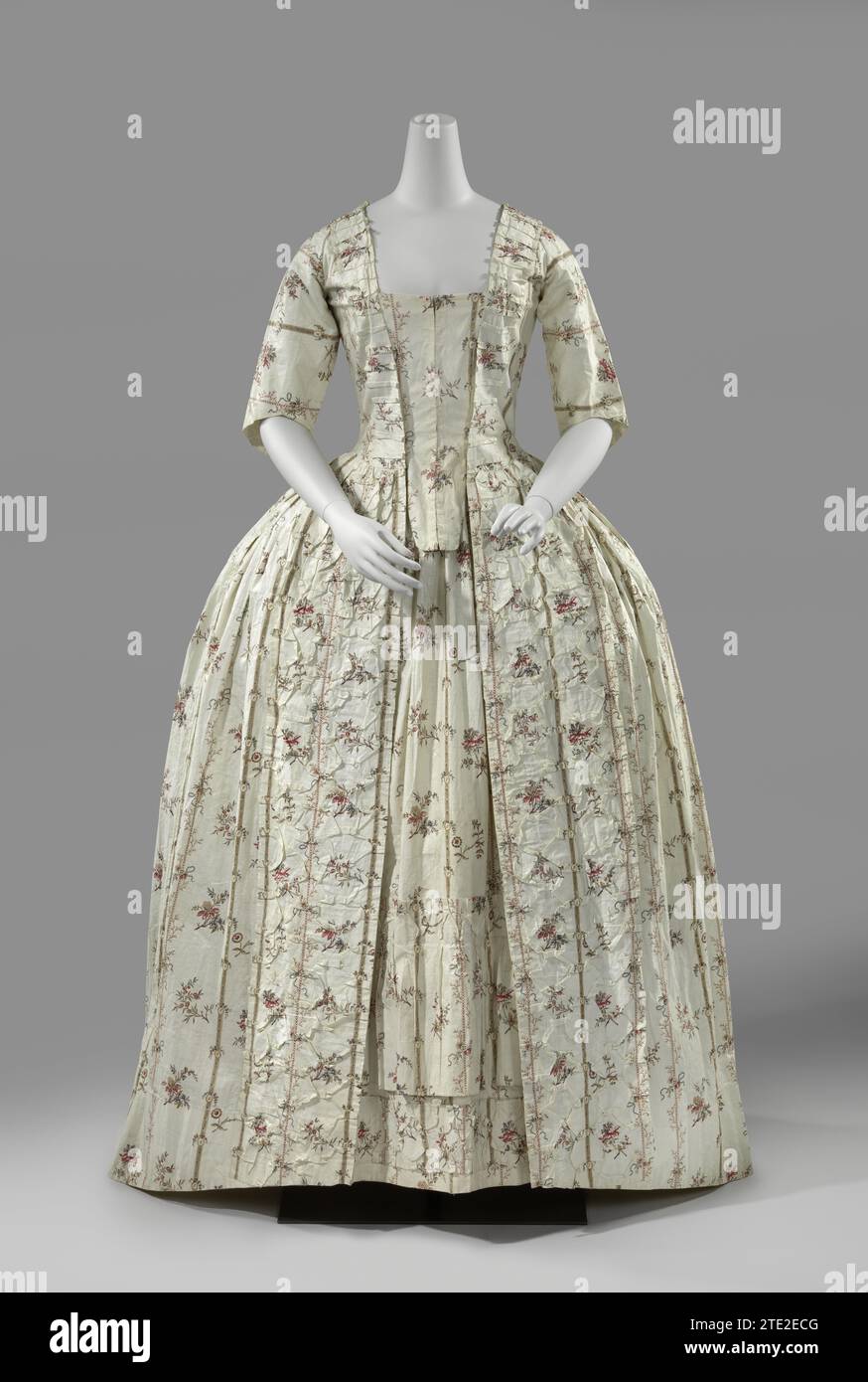 Kleid aus bedrucktem Stoff, anonym, 1775 - 1785 Overjapon, das ein Damenkostüm aus bedruckter Baumwolle (Chintz) mit Streifen- und Straußmuster präsentiert. Von vorn mit kleinem Abschleppen öffnen. Straße mit weißer Bettwäsche gesäumt. Weiter, eckiger Hals. Für dicht- und mit zwei Versteifungsgebäuden und lange Rutschen. Hinter Klingelklappen. Halbärmel. Öffnung und Hals sind mit einem Faltenstreifen versehen. Entlang des Rokzoom ein Streifen aus weißem Leinen. Niederländische Baumwolle (Textil). Leinen (Material). Chintz Chintz Overjapon Horizing ein Damenkostüm aus bedruckter Baumwolle (Chintz) mit Streifen- und Blumenmuster Stockfoto