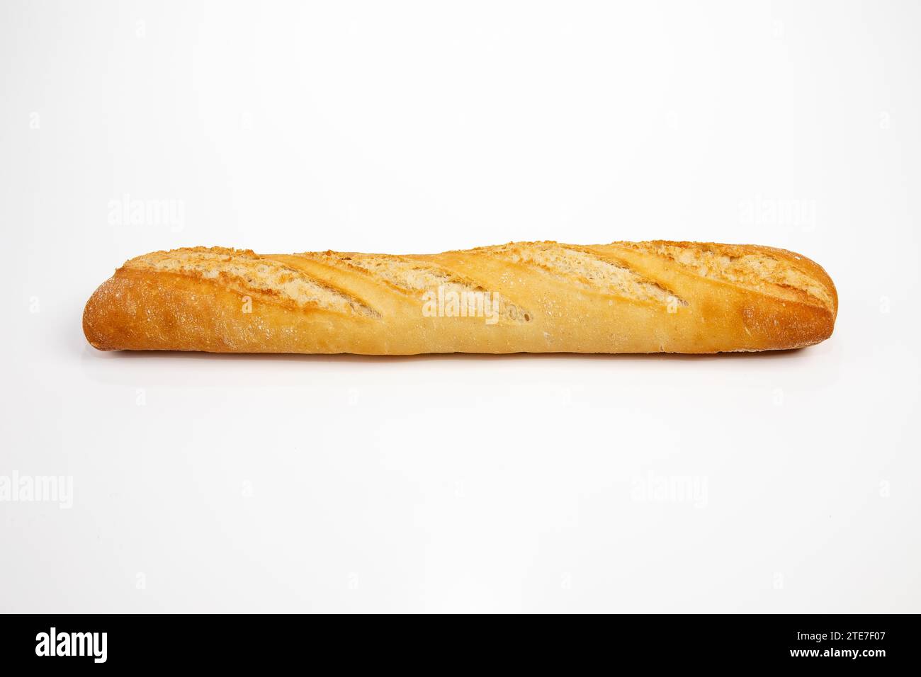 Frisch gebackenes Qualitäts-Baguette auf weißem Hintergrund, Seitenansicht Stockfoto