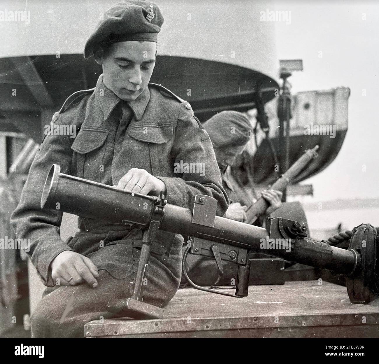 Piat-Projektor-Infanterie-Anti-Panzerwaffe mit einem britischen Soldaten um 1943 Stockfoto