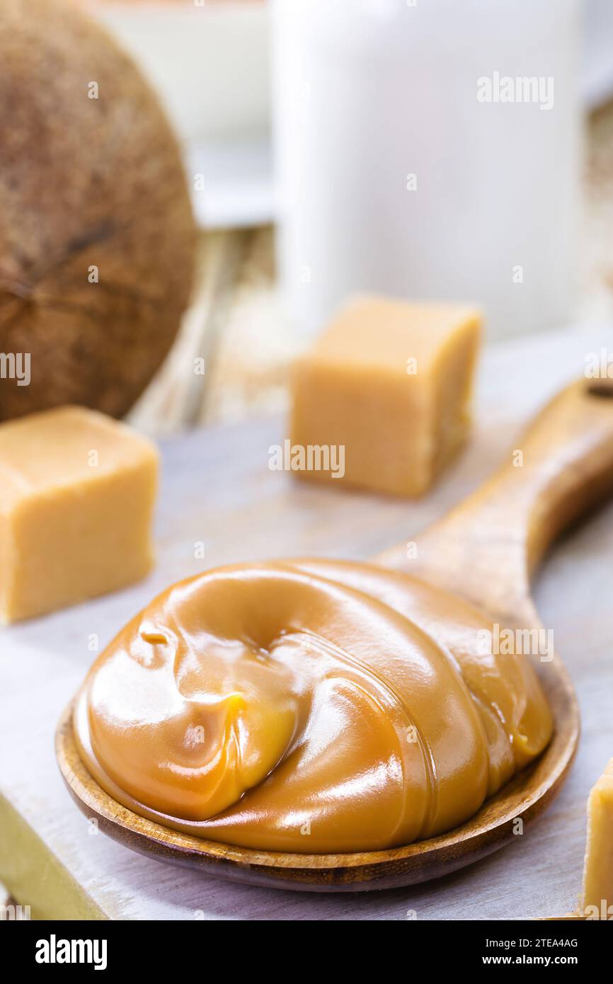 Vegane pastöse Milchbonbons, Karamell aus ungesüßter Kokosmilch ...