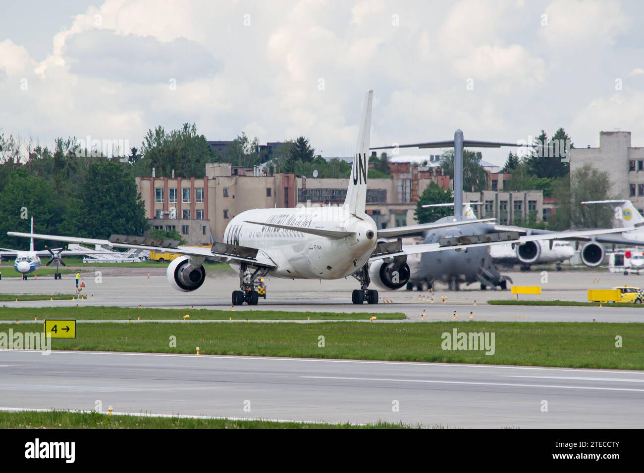 Die Boeing 767-300 der Vereinten Nationen fährt nach der Landung in Lemberg mit der Boeing C-17 Globemaster III der US Air Force im Hintergrund Stockfoto