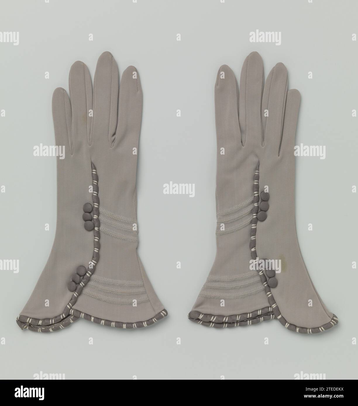 Paar handschuhe mit Aussparung am Ärmelabschluss Maus-grau Nylonhandschuhe  mit ausgestelltem Haube, Linke Maustaste - Grau nylon Handschuhe. Getrimmt  fächerförmigen Kappen. Auf die Hand einer halbrunden ausgestelltem Saum, in  dem ein