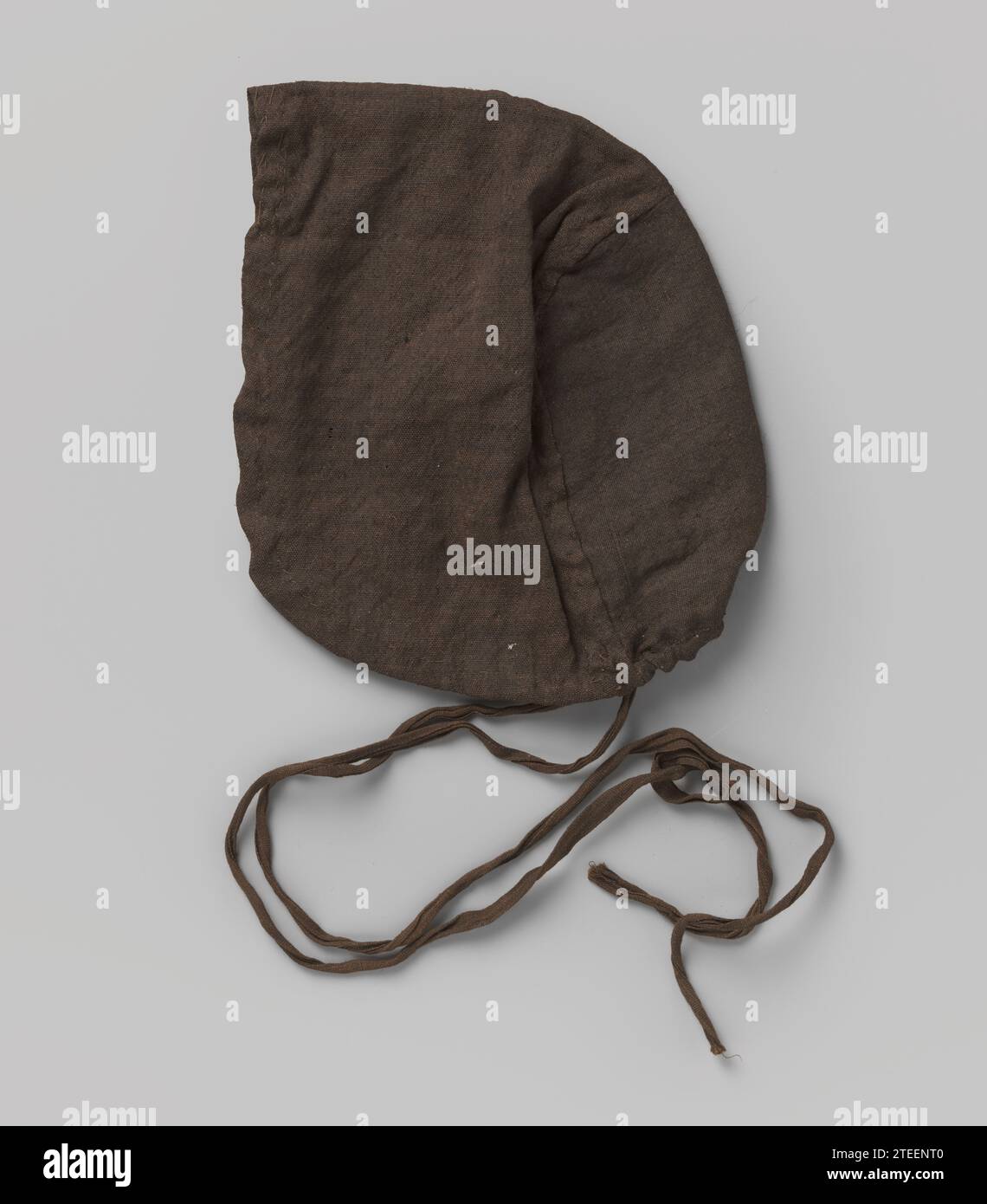 Dunkelbrauner Kinderhut aus Baumwolle (?), zusammengestellt aus zwei Teilen; zwei Bogenreifen, anonymer dunkelbrauner Kinderhut aus Baumwolle (?), zusammengestellt aus zwei Teilen; zwei Bogenreifen. Baumwolle (Textil) dunkelbrauner Kinderhut aus Baumwolle (?), zusammengestellt aus zwei Teilen; zwei Bogenreifen. Baumwolle (Textil) Stockfoto