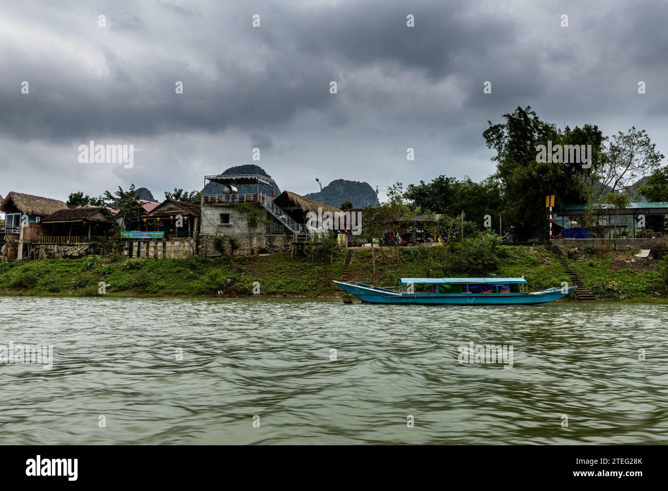 Boot auf dem Song Con River mit Eingang zur Phong Nha Höhle in Vietnam Stockfoto