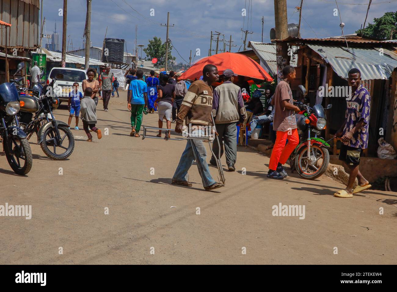 Ein cutler fährt mit seiner Maschine durch die Straßen von Kibera Slum, Nairobi. Ein Blick durch den Alltag in Kibera, derzeit Afrikas größtem Slum und Stockfoto